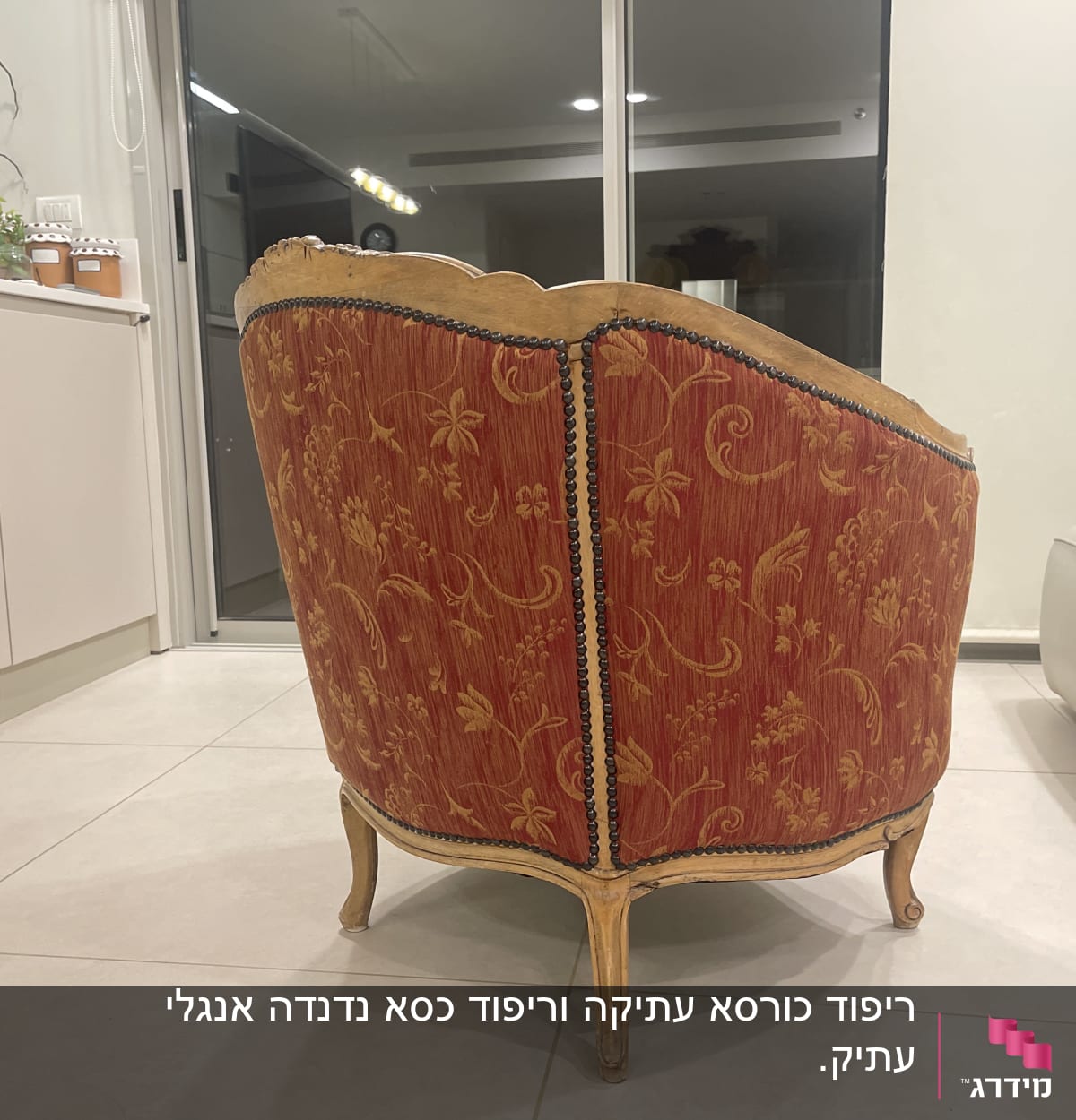 כורסה מרופדת בבד אדום עם דוגמאות זהב